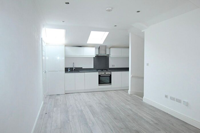 1 Bedroom Flat To Rent In Jhumat Place, Ilford, Essex, IG1