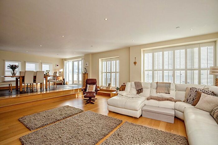 4 Bedroom Flat To Rent In Headlands, Hayes Road, Penarth, CF64