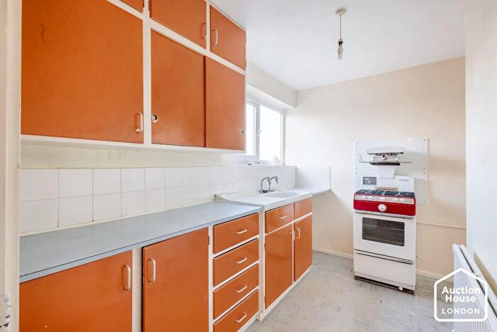 2 Bedroom Flat For Sale In Flat Mayflower House, The Drive, Great Warley, Brentwood, Essex, CM13