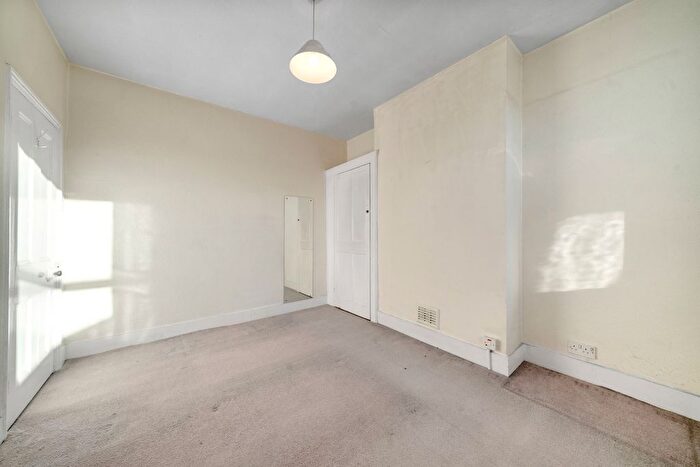 1 Bedroom Flat For Sale In A Eastbury Grove, London, W4