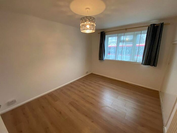 2 Bedroom Flat To Rent In Rowan Court, London, SE12