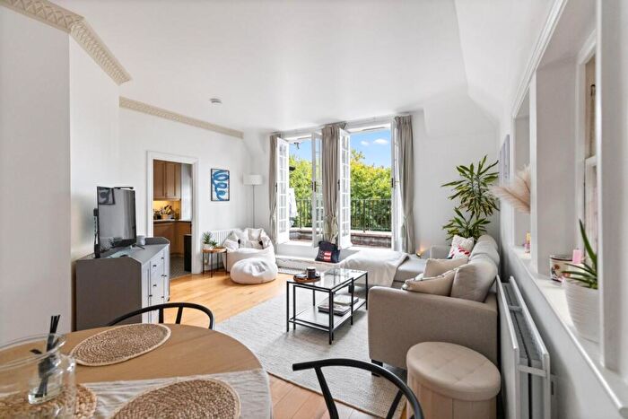 3 Bedroom Flat To Rent In Eton Avenue, Belsize Park, NW3