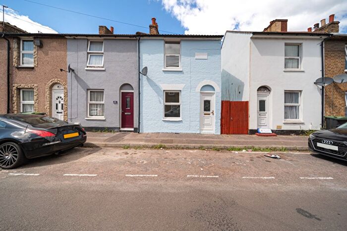 2 Bedroom End Of Terrace House To Rent In Rural Vale, Northfleet, DA11