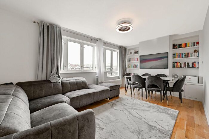 3 Bedroom Flat For Sale In Burden Close, Brentford, TW8