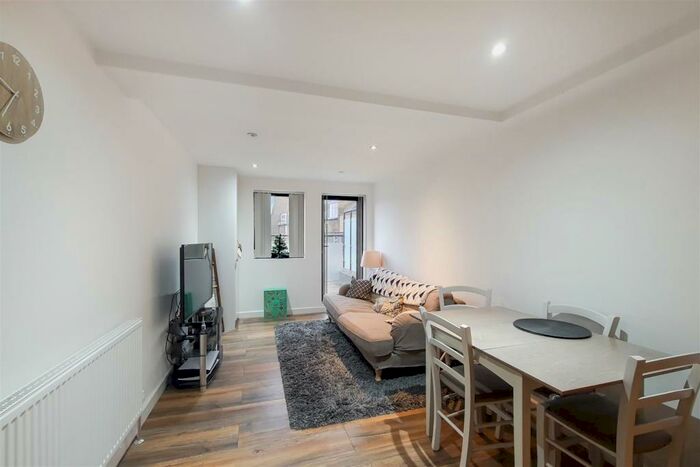 2 Bedroom Flat To Rent In Balham High Road, London, SW12