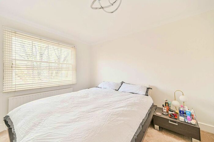 2 Bedroom Flat To Rent In Redcliffe Gardens, Chelsea, London, SW10