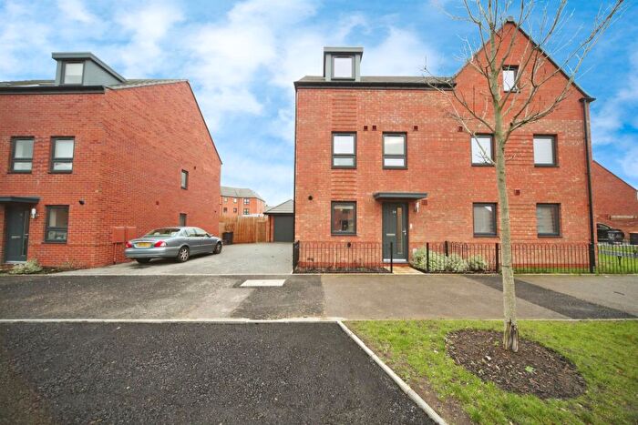 4 Bedroom Town House For Sale In Lime Tree Drive, Houghton Regis, Dunstable, LU5