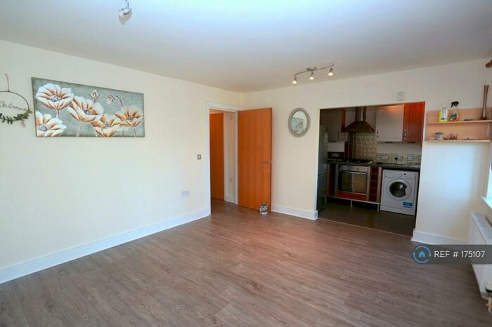 2 Bedroom Flat To Rent In Romside Place, Romford, RM7