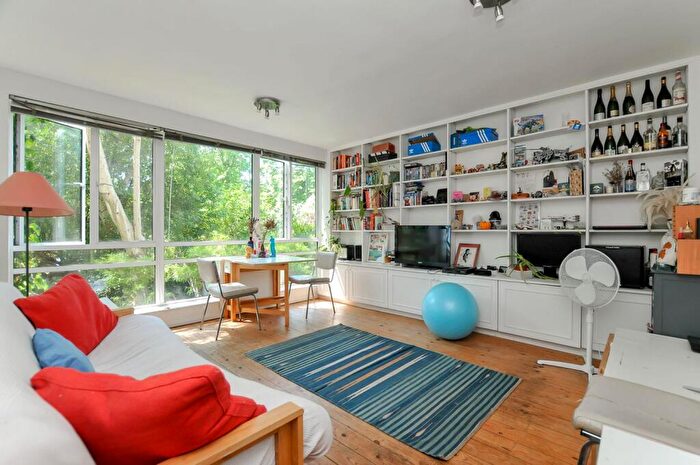 1 Bedroom Apartment For Sale In Queen Elizabeths Walk, Stoke Newington, N16