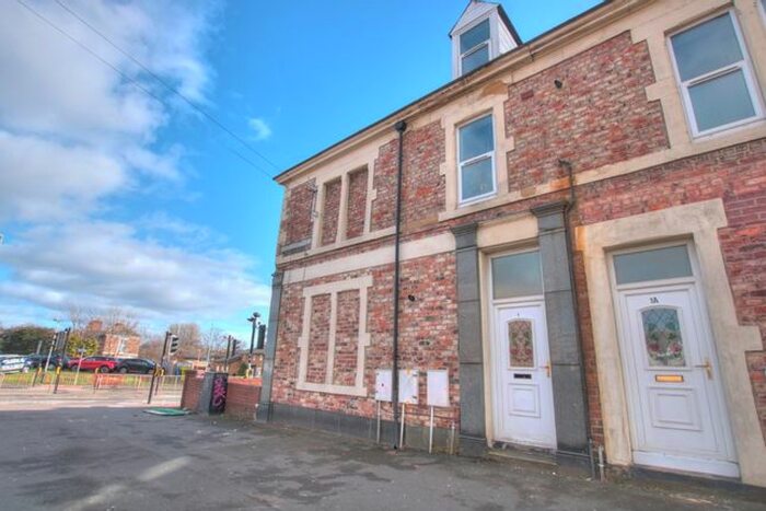 3 Bedroom Flat To Rent In Whitehall Road, Gateshead NE8