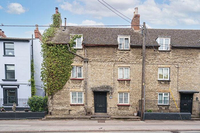 5 Bedroom Town House For Sale In Kings End, Bicester, OX26