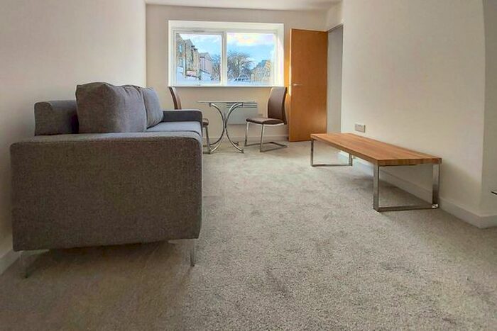 1 Bedroom Flat To Rent In West Parade Flats, Halifax, HX1