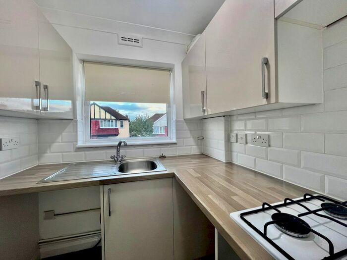 2 Bedroom Flat To Rent In St. Marks Avenue, Northfleet, Gravesend, DA11