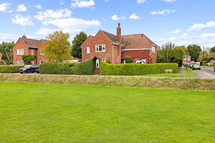 4 Bedroom Detached House For Sale In Nettleton Avenue, Chichester, PO20