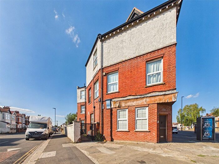 3 Bedroom Flat To Rent In Marlborough Mansions, Hounslow, TW3
