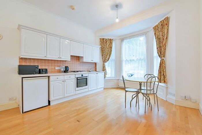 Studio To Rent In Very Near Windsor Road Area, Ealing Broadway, W5