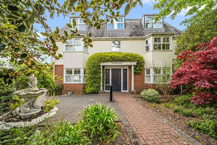 2 Bedroom Flat For Sale In Chertsey, Surrey, KT16