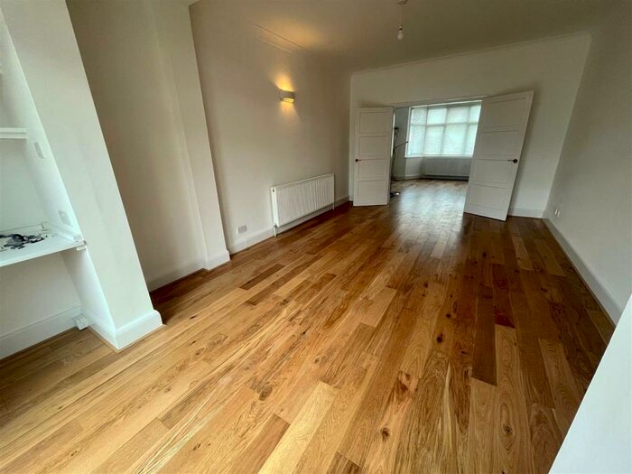 4 Bedroom Semi-Detached House To Rent In Laurel Way, Totteridge, N20