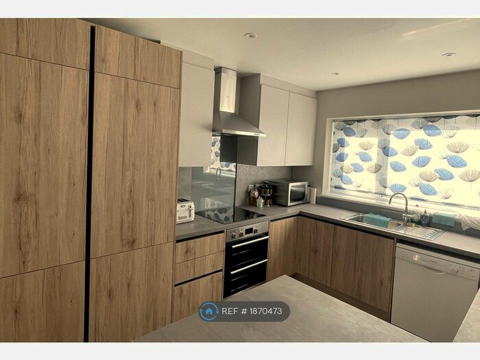 6 Bedroom Semi-Detached House To Rent In Trinity Avenue, Nottingham, NG7