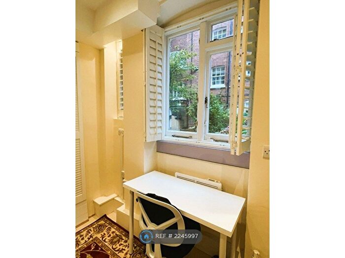 3 Bedroom Flat To Rent In Sandwich House, London, WC1H