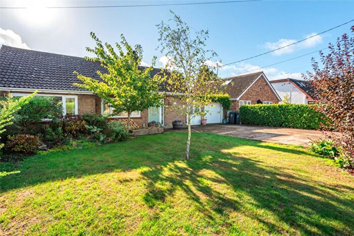 2 Bedroom Bungalow For Sale In Avenue Road, Rushden, Northamptonshire, NN10