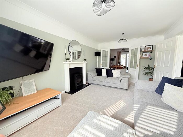 3 Bedroom Link Detached House For Sale In Woodpecker Close, Stowmarket, IP14