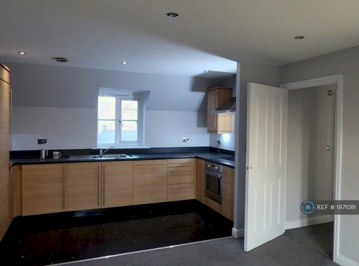 2 Bedroom Flat To Rent In College Close, Loughton, IG10