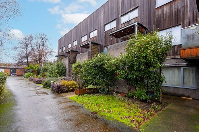 2 Bedroom Maisonette For Sale In Dragonfly Close, London, E13