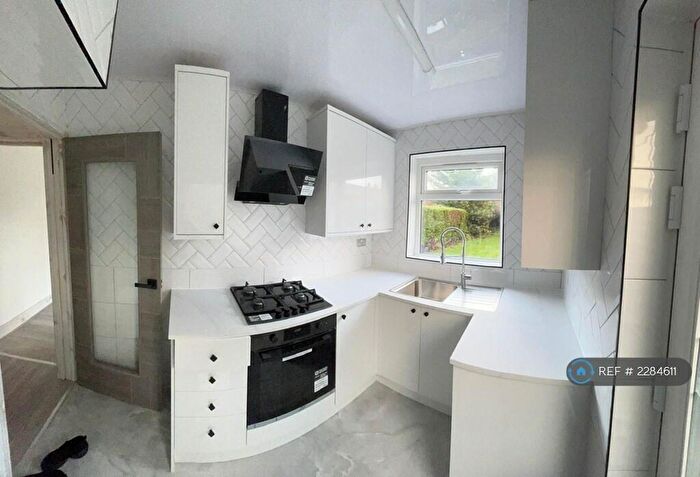 3 Bedroom Semi-Detached House To Rent In Gipton Wood Place, Leeds, LS8