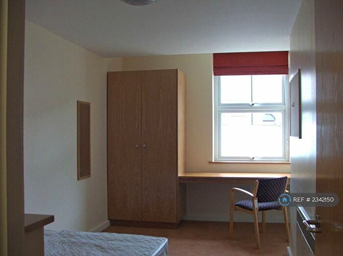 5 Bedroom Flat To Rent In Hawks Road, Kingston Upon Thames, KT1