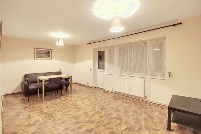 2 Bedroom Flat To Rent In Cross Road, Arnos Grove, London, N11