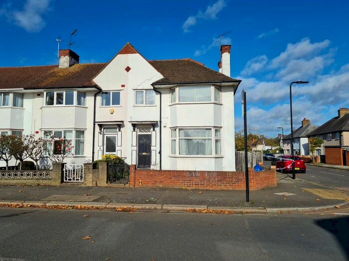 3 Bedroom End Of Terrace House To Rent In Northfields Road, West Acton, London W3