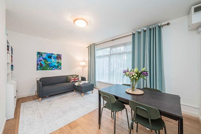 2 Bedroom Flat For Sale In Richmond Road, East Twickenham, TW1