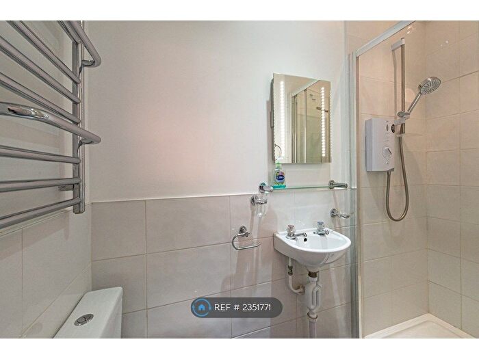 1 Bedroom Flat To Rent In The Crescent, Leatherhead, KT22