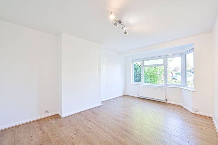 2 Bedroom Flat To Rent In Park Court, North Finchley, London, N12