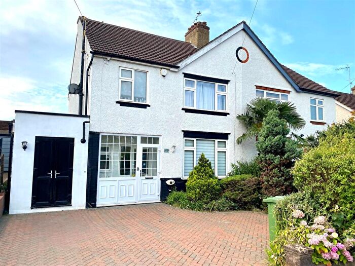 3 Bedroom Semi-Detached House For Sale In Hill Rise, Potters Bar, EN6