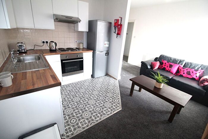 3 Bedroom Flat To Rent In Flat, Clarendon Place, LS2