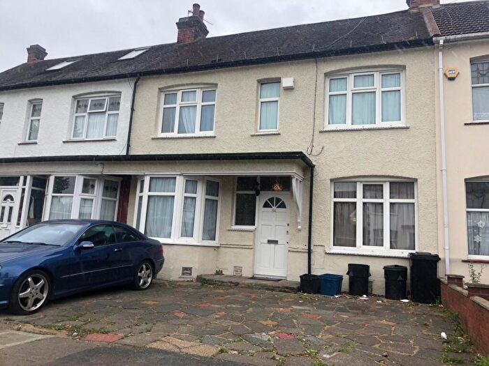 3 Bedroom Terraced House To Rent In Beautiful -bed House In Ethelbert Gardens, Ilford, IG2