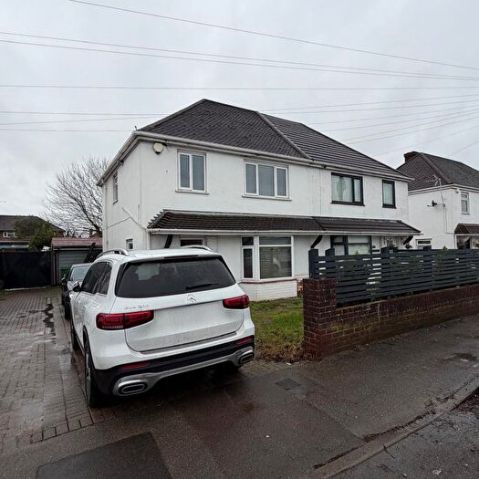 3 Bedroom Semi-Detached House To Rent In Bath Road, Slough, SL1