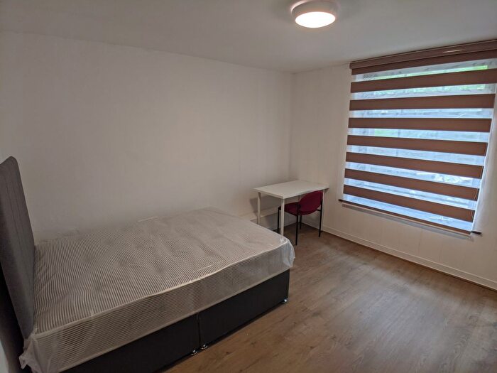 2 Bedroom Flat To Rent In Swinton Grove, Manchester, M13