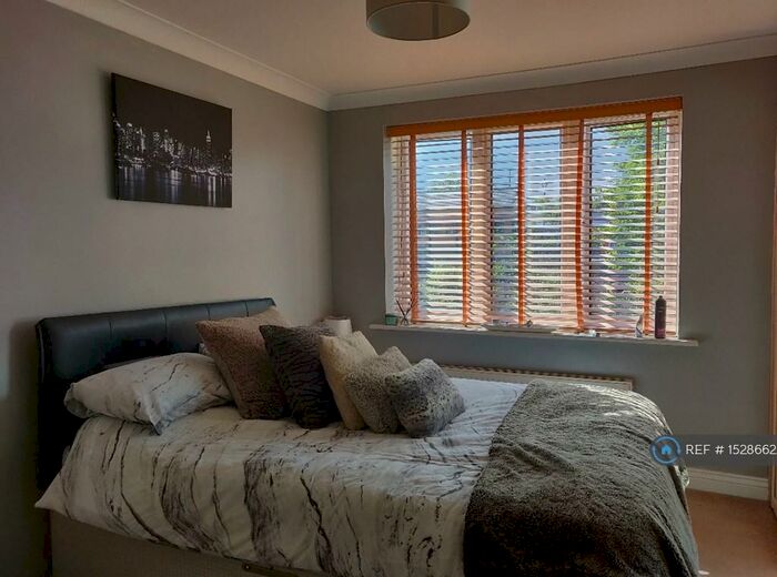 2 Bedroom Flat To Rent In The Lamports, Alton, GU34