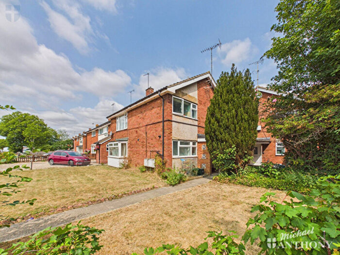2 Bedroom Maisonette For Sale In Elmhurst Road, Aylesbury, HP20