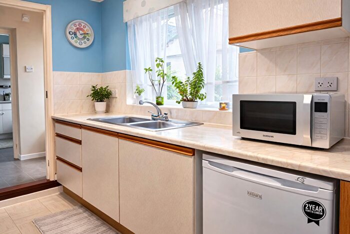 1 Bedroom Property To Rent In Gordon Road, Rochester, ME2