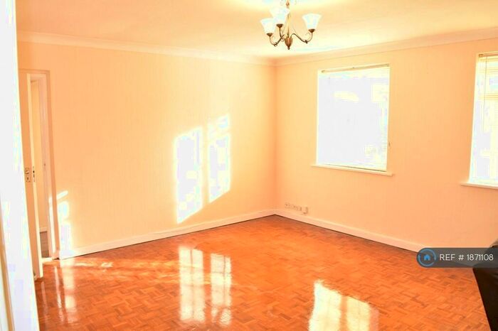 2 Bedroom Flat To Rent In Beverley Hyrst, Croydon, CR0