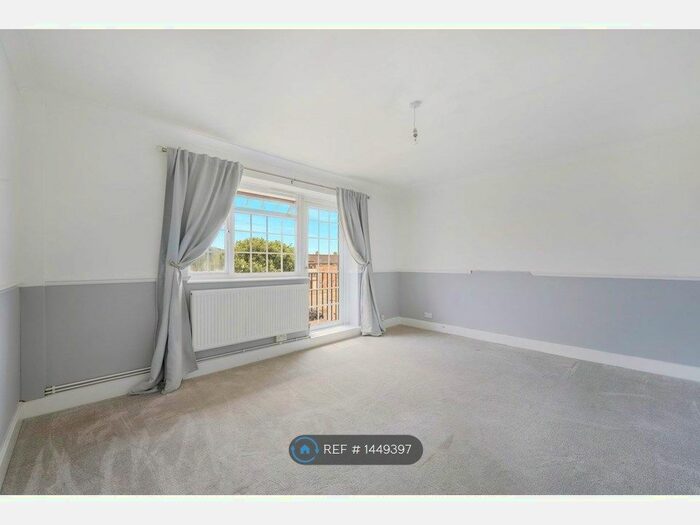 2 Bedroom Flat To Rent In Morden Close, Tadworth, KT20