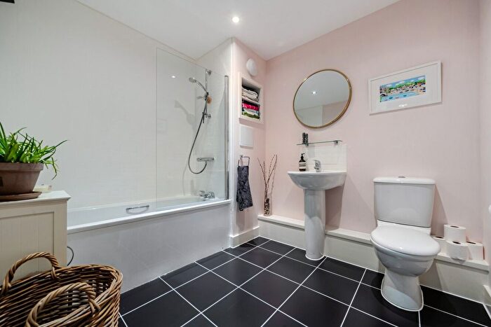 1 Bedroom Flat For Sale In Limerick Close, Balham, London, SW12