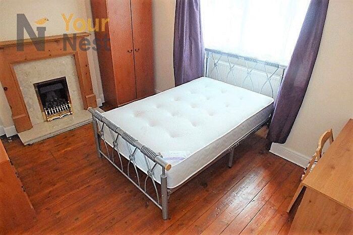 3 Bedroom Semi-Detached House To Rent In Springbank Crescent, Headingley, LS6