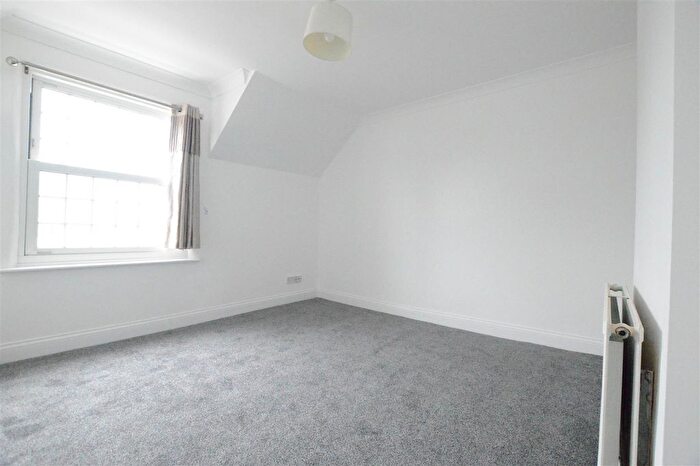 3 Bedroom Flat To Rent In High Street, Iver, SL0