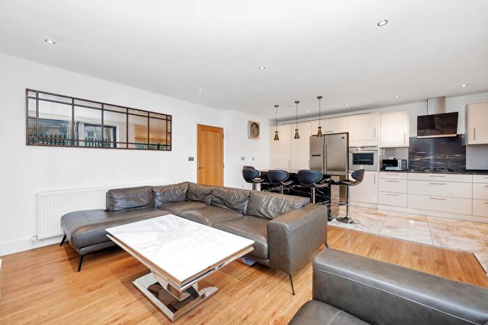 2 Bedroom Flat To Rent In Green Lanes, Stefan House, N21