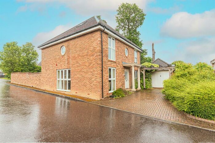 5 Bedroom Detached House To Rent In Squirel Walk, Wokingham, RG41